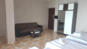 Llit o llits en una habitació de Hotel Kvariati Nugo