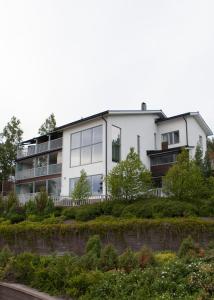 une maison blanche avec une clôture devant elle dans l'établissement Villa Seaview Guesthouse & Spa, à Teijo