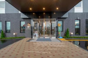 een lobby van een gebouw met een draaideur bij Hotel Route Inn Takamatsu Yashima in Takamatsu