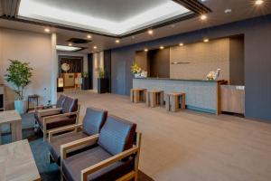 une salle d'attente avec des chaises et un bar dans un hôpital dans l'établissement Hotel Route Inn Takamatsu Yashima, à Takamatsu