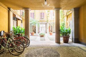 un grupo de bicicletas estacionadas al lado de un edificio en Stampa Flexyrent Apartment, en Milán