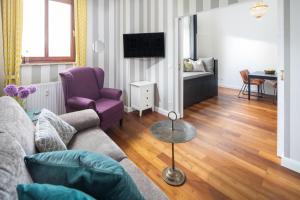 ein Wohnzimmer mit Couch und Tisch in der Unterkunft Tante Friese in Norderney
