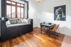 uma sala de estar com um sofá e uma mesa em Tante Friese em Norderney