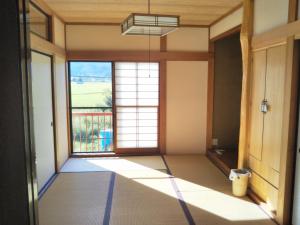 饭山市Guest House Hostel yukuru的一间空房间,设有大窗户和门