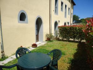 una mesa y sillas en un patio junto a un edificio en Casa Roffi Esposito, en Pieve di Santa Luce