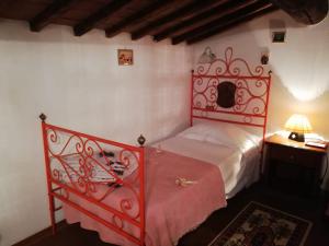 Ένα ή περισσότερα κρεβάτια σε δωμάτιο στο IL Fienile nella Roccia