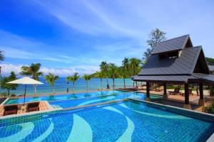 ein Swimmingpool mit Blick auf das Meer in der Unterkunft Salad Buri Resort- SHA Extra Plus in Salad Beach