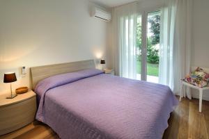 A bed or beds in a room at Summer Villas