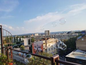 Nespecifikovaný výhled na destinaci Novi Sad nebo výhled na město při pohledu z apartmánu