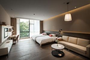 Giường trong phòng chung tại Swisstouches Guangzhou Hotel Residences