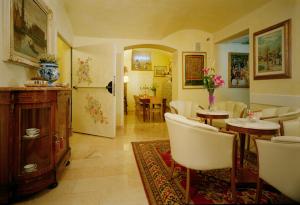 a living room with a table and chairs at Hotel Dieci in Milan