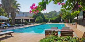 Bazén v ubytování Efe Hotel Gocek nebo v jeho okolí