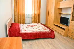 Llit o llits en una habitació de Alliance Apartments on Dolomanovsky