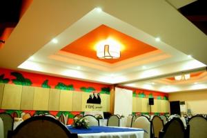 A restaurant or other place to eat at MO2 Westown Hotel - Mandalagan