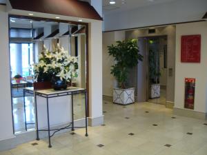 un hall avec des plantes en pot sur un comptoir dans un bâtiment dans l'établissement West Inn Fuji-Yoshida, à Fujiyoshida