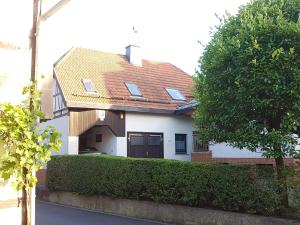 ヴィッツェンハウゼンにある"Haus Elli"の赤屋根白屋根