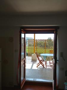 フォルミアにあるCasa dei Girasoli - Formia centroのテーブルとテーブルのあるパティオへと続く開放的なドア