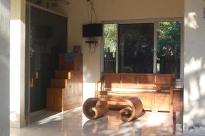 un banco de madera sentado en el medio de una habitación en Star East Bungalows, en Amed