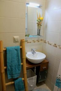 a bathroom with a sink and a mirror at Sweet Dream House in Faro