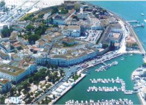 une vue aérienne d'une marina avec des bateaux dans l'eau dans l'établissement Sweet Dream House, à Faro