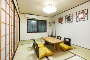 京都Zen House的一间有桌子、椅子和窗户的房间