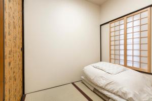 Zen House客房内的一张或多张床位