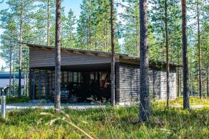 a small cabin in the middle of a forest at Harjunranta in Kuusamo