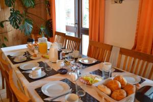einen Tisch mit einem Frühstück mit Brot und Eiern in der Unterkunft Gästehaus Pfisterer in Bad Schallerbach
