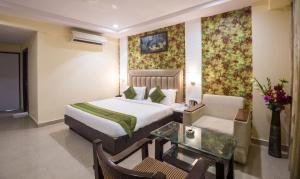 Pokój hotelowy z łóżkiem, biurkiem i krzesłem w obiekcie Hotel City Center Jodhpur w mieście Dźodhpur
