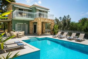 uma villa com uma piscina e uma casa em Afrodite Luxury Villa em Svoronata