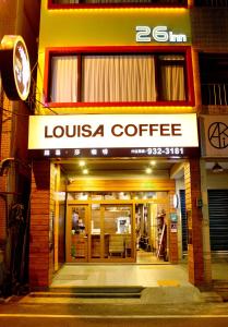 un café louisiana avec un panneau sur un bâtiment dans l'établissement 26 Inn, à Yilan