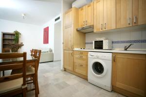 A kitchen or kitchenette at Archeros Oasis