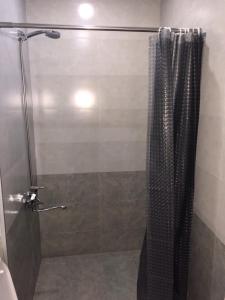 W łazience znajduje się prysznic z zasłoną prysznicową. w obiekcie Apartment Old town w mieście Tbilisi City