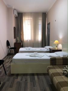 pokój hotelowy z 2 łóżkami i oknem w obiekcie Apartment Old town w mieście Tbilisi City