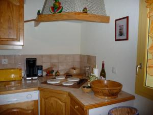 una cocina con encimera con platos. en Soleil Bleu 2 Etoiles, en Talloires