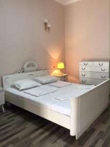 sypialnia z dużym białym łóżkiem i komodą w obiekcie Apartment Old town w mieście Tbilisi City