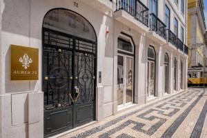 リスボンにあるAurea Once Upon Houseの市通りの黒い扉のある建物