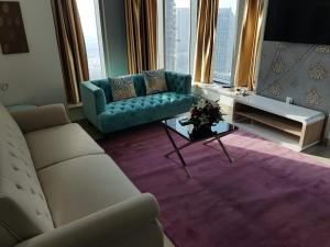 sala de estar con sofá y mesa en Downtown Apartments with Fountain and Burj Khalifa View, en Dubái