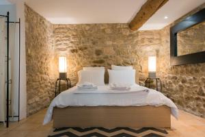 ein Schlafzimmer mit einem großen Bett mit zwei Lampen in der Unterkunft La Belugue in Beaumont-de-Pertuis