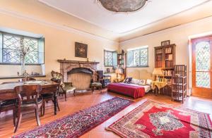 - un salon avec un lit et une cheminée dans l'établissement Villa De Rubeis Florit, à Tarcento