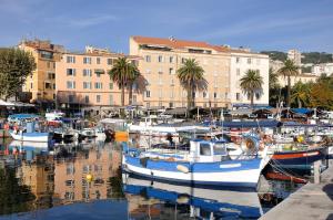 Foto de la galería de F3 - Standing Centre Ville Calme Et Climatise en Ajaccio