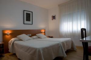 Ένα ή περισσότερα κρεβάτια σε δωμάτιο στο Hotel Tolosa