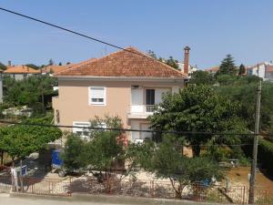 Casa blanca con techo rojo en Apartments Lorena, en Zadar