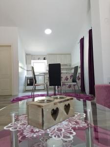 - un salon doté d'une table en verre avec une poitrine dans l'établissement Apartment Jelena Sutvara, à Kotor