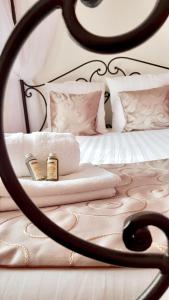 エペルネーにあるLa Bulle de Champagneの白いベッド(ピンクの枕、タオル付)