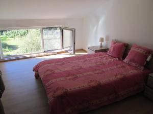 Un pat sau paturi într-o cameră la Florennes Gîte neuf 150 M2 devant un grand lac privé de 2 hectares poissonneux au milieu des bois