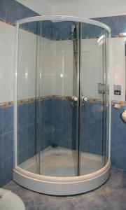 y baño con ducha y puerta de cristal. en Hotel Veleka, en Chernomorets