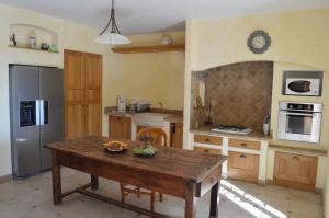 Kuchyň nebo kuchyňský kout v ubytování Ferme de Palumiane - Chambres climatisées