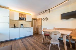 A kitchen or kitchenette at Apartments Ansitz Wildberg