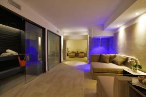 sala de estar con sofá y luces azules en Diana Grand Hotel, en Alassio